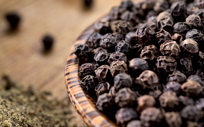 21 Best Benefits Of Black Pepper (Kali Mirch) For Skin, Hair & Health